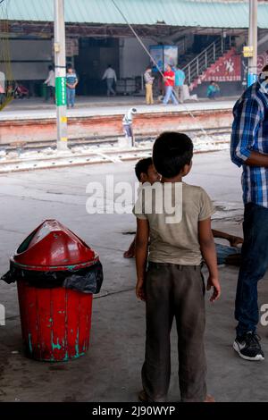 enfant indien mendiant est dans une gare. Concept - éducation de l'enfant. Banque D'Images