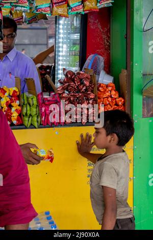 enfant indien mendiant est dans une gare. Concept - éducation de l'enfant. Banque D'Images