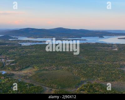 Vue aérienne du village de Somes Sound et Bass Harbour au coucher du soleil avec Cadillac Mountain dans le parc national Acadia en arrière-plan dans la ville de Tremont sur le Mont de Banque D'Images