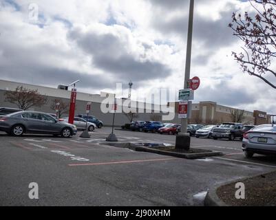 Lynnwood, WA, États-Unis - vers mars 2022 : vue inclinée du stationnement pour les commandes en ligne dans un magasin de détail et d'épicerie de Target. Banque D'Images