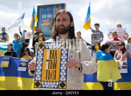 Istanbul .19.05.2022, cette année, les Ukrainiens ont passé la journée de Vyshyvanka sans célébration en raison de l'occupation et de la guerre russes, protestant contre les Russes qui ont envahi leur pays. Les photos sont de la journée Vyshyvanka organisée par les Ukrainiens à Istanbul .19.05.2022 la journée de l'ukrainien Vyshyvanka est célébrée en Ukraine et tous les Diasporas ukrainiens le mai 19. Cette année, tous les événements dédiés à la fête se tiendront à Istanbul le 19Vyshyvanka mai est un nom décontracté pour la chemise brodée en ukrainien Banque D'Images