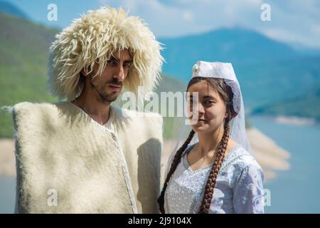 Un homme géorgien et une femme dans un chapeau. Mise au point sélective. Banque D'Images