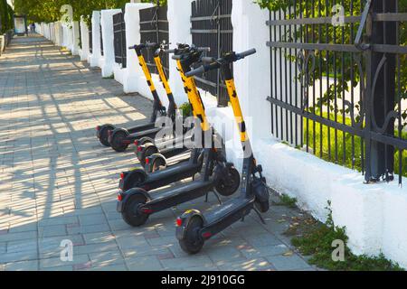 Samara, Russie - vers août 2021 : les scooters électriques vacants sont dans la rue de la ville Banque D'Images