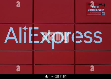 Poznan, Pologne. 19 mai 2022 : logo nouveau casier colis AliExpress dans la capitale de Varsovie. AliExpress est un service de vente au détail en ligne chinois. Gros plan. Banque D'Images