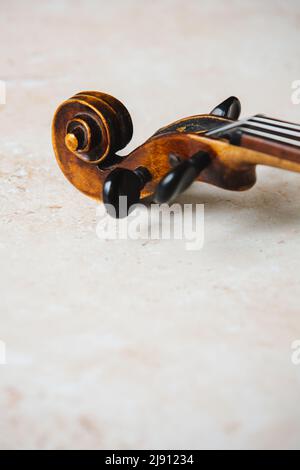 Gros plan sur la boîte à crochets et le rouleau d'un violon ancien Banque D'Images