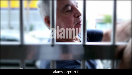 Un vieil homme qui quitte la maison par la porte du garage. Personne de haut niveau qui sort Banque D'Images