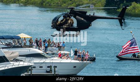 Tampa, États-Unis. 18th mai 2022. Les commandos des Forces d'opérations spéciales américaines effectuent une manœuvre d'attaque dans un hélicoptère MH-6 de l'Armée lors d'une démonstration publique dans le cadre de la semaine de la SOF, le 18 mai 2022 à Tampa, en Floride. Crédit : SSTGT. Alexander Cook/États-Unis Air Force/Alamy Live News Banque D'Images