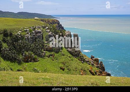 Vue sur l'océan Indien et les falaises marines de Morgan Bay à l'extrémité sud de la côte sauvage, district d'Amathole, province du Cap oriental, Afrique du Sud Banque D'Images