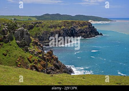 Vue sur l'océan Indien et les falaises marines de Morgan Bay à l'extrémité sud de la côte sauvage, district d'Amathole, province du Cap oriental, Afrique du Sud Banque D'Images