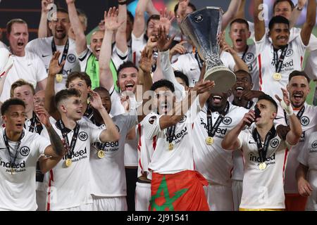 Estadio Ramon Sanchez-Pizjuan, Séville, Espagne, 18 mai 2022, Ayman Barkok (Eintracht Frankfurt) et ses coéquipiers célèbrent en levant le dur trophée Banque D'Images