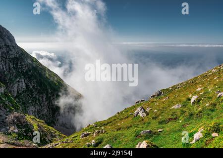 Paysage de montagne épique dans la vallée de Soca, Slovénie. Pâturage des moutons sur le pâturage des hautes terres dans les Alpes Juliennes. Lever les nuages du matin dans le canyon de montagne. Banque D'Images