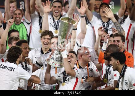 Estadio Ramon Sanchez-Pizjuan, Séville, Espagne, 18 mai 2022, Rafael Borre (Eintracht Francfort) et ses coéquipiers célèbrent en levant le dur trophée Banque D'Images