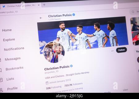 KONSKIE, POLOGNE - 18 mai 2022 : compte Twitter officiel Christian Pulisic affiché sur l'écran de l'ordinateur portable Banque D'Images