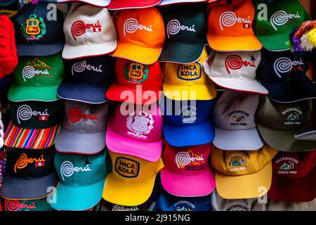 Casquettes/chapeaux colorés à vendre à Aguas Calientes, région de Cusco, Pérou. Banque D'Images