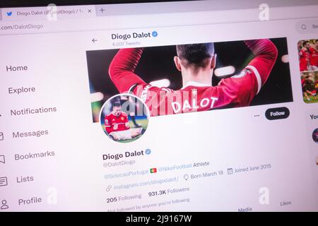 KONSKIE, POLOGNE - 18 mai 2022 : compte Twitter officiel de Diogo Dalot affiché sur l'écran de l'ordinateur portable Banque D'Images