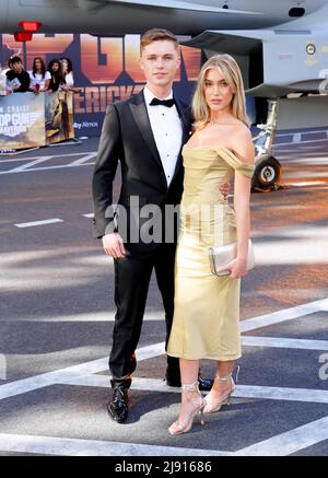 HRVY et Mimi Slinger assistent à la première britannique de Top Gun: Maverick à l'Odeon Leicester Square, dans le centre de Londres. Date de la photo: Jeudi 19 mai 2022. Banque D'Images