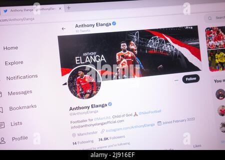 KONSKIE, POLOGNE - 18 mai 2022 : compte Twitter officiel Anthony Elanga affiché sur l'écran de l'ordinateur portable Banque D'Images