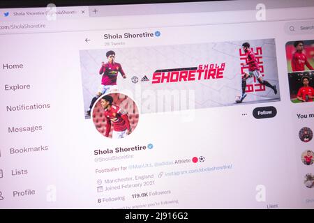 KONSKIE, POLOGNE - 18 mai 2022 : compte Twitter officiel de Shola Shoretyre affiché sur l'écran de l'ordinateur portable Banque D'Images