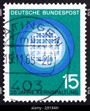 ALLEMAGNE - VERS 1964: Un timbre imprimé en Allemagne montre la fission nucléaire, 25th anniversaire, Hahn et Strassmann, vers 1964 Banque D'Images