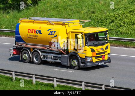 LE JET D'HUILE TATE alimente le réservoir. 2021 jaune Scania 9320 B 6x2*4 chariot diesel. Réservoir de carburant TateOil ; camions de livraison de transport en vrac, transport, camion, transport, camion, Fret, véhicule, livraison de carburant domestique ou commercial, industrie du transport, camion-citerne, camion-citerne, camion-citerne ou camion-citerne à bord du M6 à Lancaster, au Royaume-Uni Banque D'Images