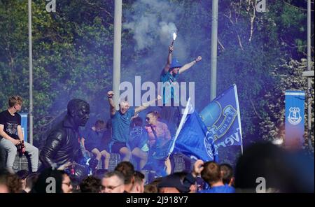 Liverpool, Angleterre, le 19th mai 2022. Les fans d'Everton se tournent vers l'entraîneur de l'équipe avant le match de la Premier League à Goodison Park, Liverpool. Le crédit photo devrait se lire: Andrew Yates / Sportimage Banque D'Images