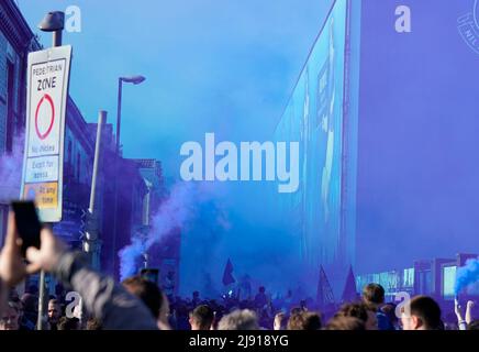 Liverpool, Angleterre, le 19th mai 2022. Les fans d'Everton se tournent vers l'entraîneur de l'équipe avant le match de la Premier League à Goodison Park, Liverpool. Le crédit photo devrait se lire: Andrew Yates / Sportimage Banque D'Images