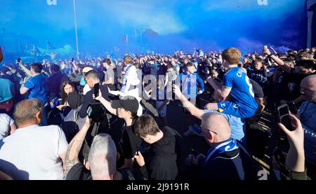 Liverpool, Angleterre, le 19th mai 2022. Les fans d'Everton se tournent vers l'entraîneur de l'équipe avant le match de la Premier League à Goodison Park, Liverpool. Le crédit photo devrait se lire: Andrew Yates / Sportimage Banque D'Images