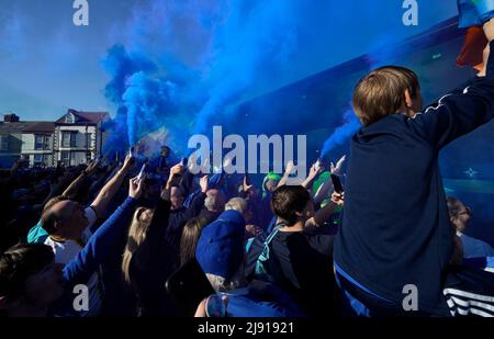 Liverpool, Angleterre, le 19th mai 2022. Les fans d'Everton se tournent vers l'entraîneur de l'équipe avant le match de la Premier League à Goodison Park, Liverpool. Le crédit photo devrait se lire: Andrew Yates / Sportimage Banque D'Images