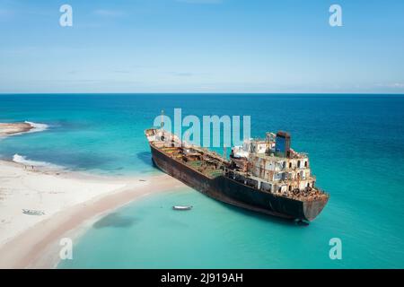 Gulf Dove Omani Ship échouée sur la plage de l'île Socotra, Yémen, prise en novembre 2021, post-traitée en utilisant l'exposition bracketing Banque D'Images