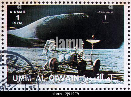 UMM AL-QUWAIN - VERS 1972: Un timbre imprimé dans l'Umm al-Quwain montre l'astronaute James Irwin travaille sur le véhicule de la route lunaire, Moon-Landing, Apollo 1 Banque D'Images
