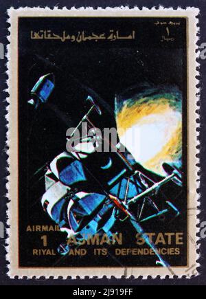 AJMAN - VERS 1973 : un timbre imprimé dans l'Ajman montre le module lunaire et le module de commande dans l'espace, Eagle et Columbia, Moon-Landing, Apollo 11, vers 19 Banque D'Images