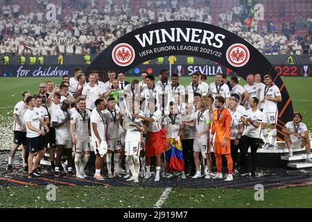 Estadio Ramon Sanchez-Pizjuan, Séville, Espagne, 18 mai 2022, Daichi Kamada (Eintracht Francfort) et ses coéquipiers célèbrent en levant le trophée du Banque D'Images