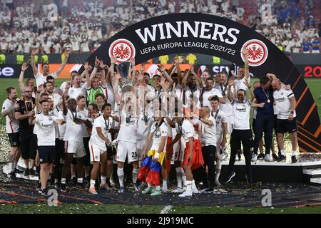 Estadio Ramon Sanchez-Pizjuan, Séville, Espagne, 18 mai 2022, Christopher Lenz (Eintracht Francfort) et ses coéquipiers célèbrent en levant le trophée Banque D'Images