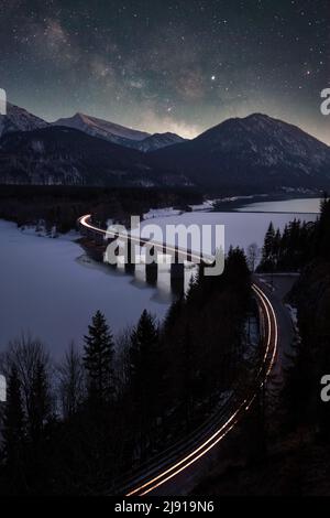 Pont au-dessus de Sylvensteinspeicher dans les Alpes bavaroises, pris en F, post-traité en utilisant l'exposition bracketing Banque D'Images