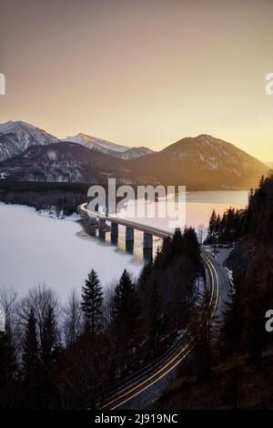 Pont au-dessus de Sylvensteinspeicher dans les Alpes bavaroises, pris en F, post-traité en utilisant l'exposition bracketing Banque D'Images