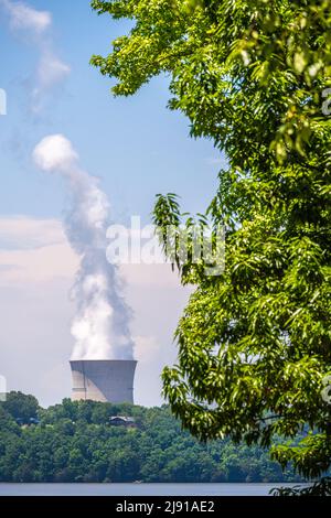 Arkansas Nuclear une tour de refroidissement vue de l'autre côté du lac Dardanelle au parc national du lac Dardanelle à Russellville, Arkansas. (ÉTATS-UNIS) Banque D'Images