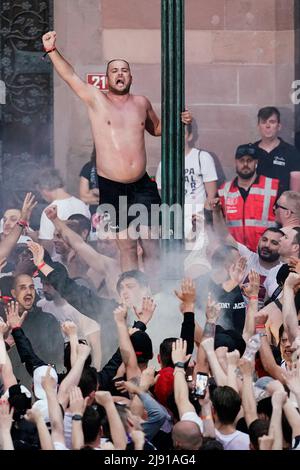 19 mai 2022, Hessen, Francfort-sur-le-main: Football: Europa League, après la victoire finale d'Eintracht Frankfurt contre Glasgow Rangers à Séville. Les fans fêtent avant l'arrivée de l'équipe à Römerberg. Photo: Uwe Anspach/dpa Banque D'Images