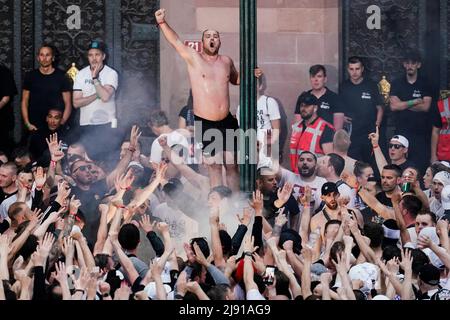19 mai 2022, Hessen, Francfort-sur-le-main: Football: Europa League, après la victoire finale d'Eintracht Frankfurt contre Glasgow Rangers à Séville. Les fans fêtent avant l'arrivée de l'équipe à Römerberg. Photo: Uwe Anspach/dpa Banque D'Images