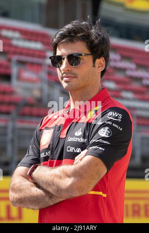Carlos Sainz de Scuderia Ferrari regarde pendant les avant-premières du Grand Prix d'Espagne F1. Banque D'Images