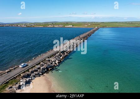 Vue aérienne de la barrière Churchill n°1 qui relie le continent à Lamb Holm, aux îles Orcades, en Écosse Banque D'Images