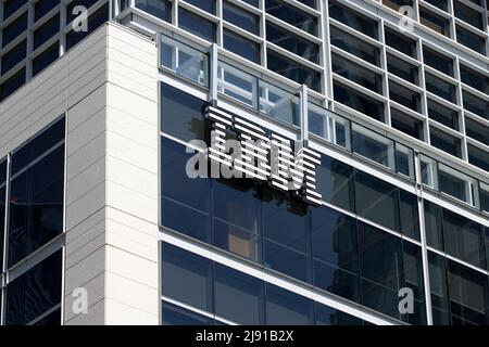 Le logo IBM est visible à son bureau dans le quartier financier de San Francisco, Californie, dimanche, 1 mai 2022. Banque D'Images