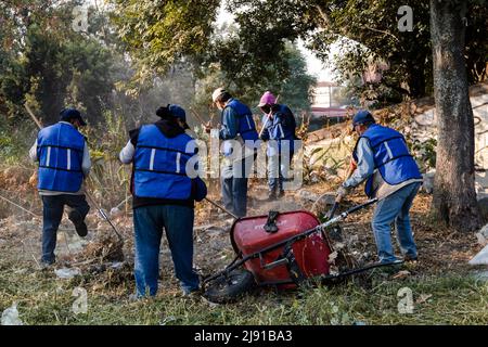 Les voisins effectuent une journée de nettoyage dans un ravin de la ville de Puebla Banque D'Images