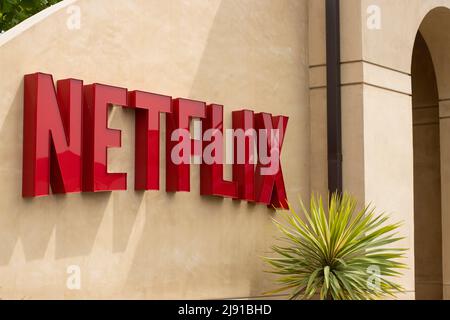 Le logo Netflix est visible à l'entrée principale du siège social de Netflix à Los Gatos, en Californie, jeudi, 5 mai 2022. Banque D'Images