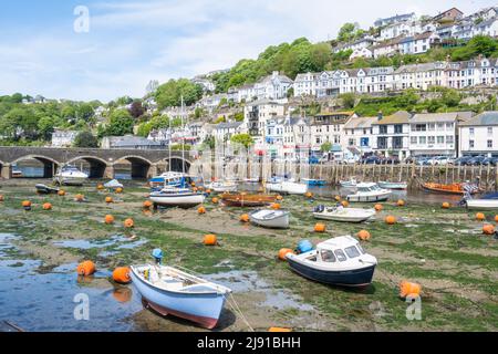 Looe, Cornwall, Royaume-Uni. 19th mai 2022. Météo au Royaume-Uni : un soleil magnifique et un ciel bleu à la station balnéaire de Looe à Cornish cet après-midi. La jolie ville côtière avait l'air parfaite par temps ensoleillé. Credit: Celia McMahon/Alamy Live News Banque D'Images