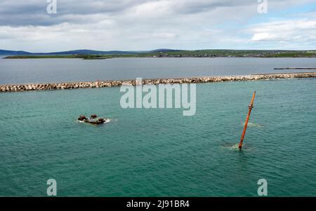 Vue aérienne de la barrière Churchill n°2 qui relie Lamb Holm et Glimps Holm, îles Orcades, Écosse. Banque D'Images