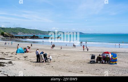 Looe, Cornwall, Royaume-Uni. 19th mai 2022. Météo au Royaume-Uni : un soleil magnifique et un ciel bleu à la station balnéaire de Looe à Cornish cet après-midi. La jolie ville côtière avait l'air parfaite par temps ensoleillé. Credit: Celia McMahon/Alamy Live News Banque D'Images