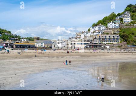 Looe, Cornwall, Royaume-Uni. 19th mai 2022. Météo au Royaume-Uni : un soleil magnifique et un ciel bleu à la station balnéaire de Looe à Cornish cet après-midi. La jolie ville côtière avait l'air parfaite par temps ensoleillé. Credit: Celia McMahon/Alamy Live News Banque D'Images