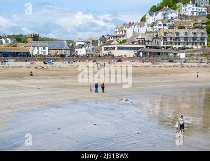 Looe, Cornwall, Royaume-Uni. 19th mai 2022. Météo au Royaume-Uni : un soleil magnifique et un ciel bleu à la station balnéaire de Looe à Cornish cet après-midi. La jolie ville côtière avait l'air parfaite par temps ensoleillé. Credit: Celia McMahon/Alamy Live News Banque D'Images