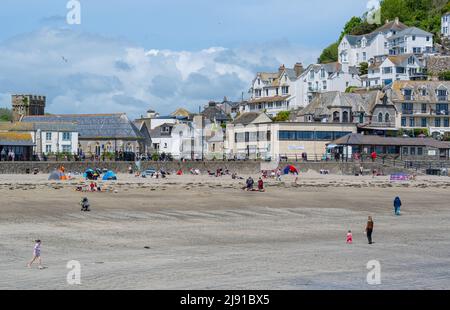 Looe, Cornwall, Royaume-Uni. 19th mai 2022. Météo au Royaume-Uni : un soleil magnifique et un ciel bleu à la station balnéaire de Looe à Cornish cet après-midi. La jolie ville côtière avait l'air parfaite par temps ensoleillé. Credit: Celia McMahon/Alamy Live News Banque D'Images