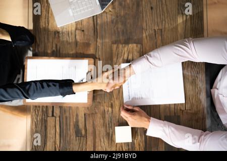 Portrait de deux professionnels Businesswoman Having Handshake In Office Banque D'Images
